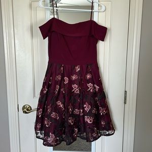 Size 5, but fits anywhere from 4-6. Good Condition.